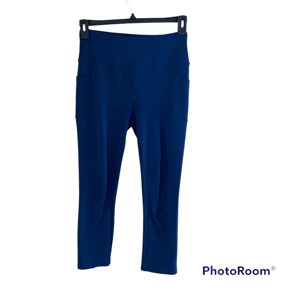 🔷STARTING POINT: Women’s size M, navy blue capri leggings w/side pockets🔷